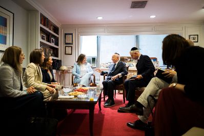 Am 13. Juli 2026 reiste Bundesministerin Claudia Bauer zu einem mehrt&auml;gigen Arbeitsbesuch nach New York. Im Bild bei einem bilateralen Gespr&auml;ch mit dem amerikanischer Rabbiner Arthur Schneier.