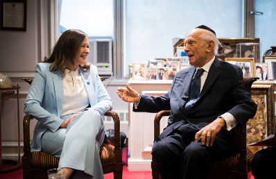 Am 13. Juli 2026 reiste Bundesministerin Claudia Bauer (l.) zu einem mehrt&auml;gigen Arbeitsbesuch nach New York. Im Bild bei einem bilateralen Gespr&auml;ch mit dem amerikanischer Rabbiner Arthur Schneier (r.).