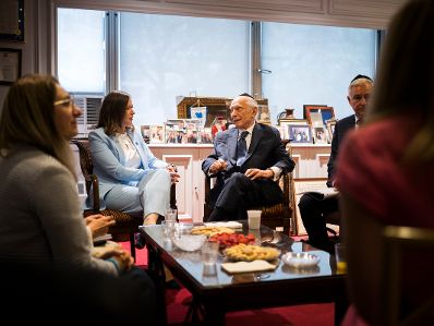 Am 13. Juli 2026 reiste Bundesministerin Claudia Bauer (l.) zu einem mehrt&auml;gigen Arbeitsbesuch nach New York. Im Bild bei einem bilateralen Gespr&auml;ch mit dem amerikanischer Rabbiner Arthur Schneier (r.).