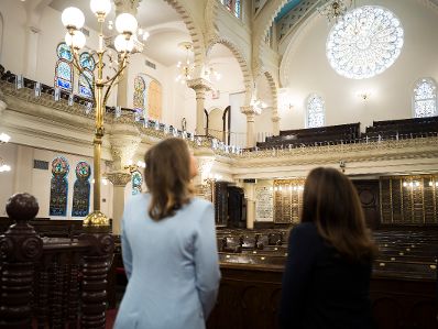 Am 13. Juli 2026 reiste Bundesministerin Claudia Bauer zu einem mehrt&auml;gigen Arbeitsbesuch nach New York. Im Bild beim Besuch der Park East Synagoge.