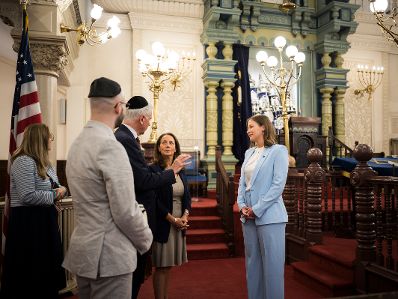 Am 13. Juli 2026 reiste Bundesministerin Claudia Bauer zu einem mehrt&auml;gigen Arbeitsbesuch nach New York. Im Bild beim Besuch der Park East Synagoge.