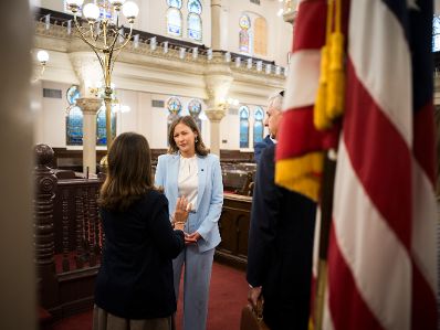 Am 13. Juli 2026 reiste Bundesministerin Claudia Bauer zu einem mehrt&auml;gigen Arbeitsbesuch nach New York. Im Bild beim Besuch der Park East Synagoge.