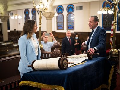 Am 13. Juli 2026 reiste Bundesministerin Claudia Bauer (l.) zu einem mehrt&auml;gigen Arbeitsbesuch nach New York. Im Bild beim Besuch der Park East Synagoge.