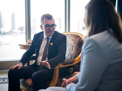 Am 13. Juli 2026 reiste Bundesministerin Claudia Bauer (r.) zu einem mehrt&auml;gigen Arbeitsbesuch nach New York. Im Bild bei einem bilateralen Gespr&auml;ch mit dem &auml;gyptischen Minister f&uuml;r Planung und wirtschaftliche Entwicklung, Ahmed Rostom (l.).
