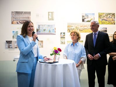 Am 13. Juli 2026 reiste Bundesministerin Claudia Bauer (l.) zu einem mehrt&auml;gigen Arbeitsbesuch nach New York. Im Bild beim Besuch der Ausstellung &bdquo;Dietmar Feichtinger: Architecture of Connection&ldquo; im &Ouml;sterreichischen Kulturforum New York.