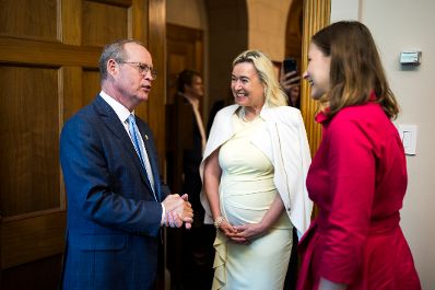 Am 15. Juli 2026 reiste Bundesministerin Claudia Bauer (r.) zu einem mehrt&auml;gigen Arbeitsbesuch nach Washington, D.C. Im Bild mit Botschafterin Petra Schneebauer (m.) und Congressman Gregory Murphy (l.).