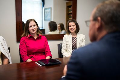Am 15. Juli 2026 reiste Bundesministerin Claudia Bauer (l.) zu einem mehrt&auml;gigen Arbeitsbesuch nach Washington, D.C. Im Bild mit Congressman Gregory Murphy (r.).