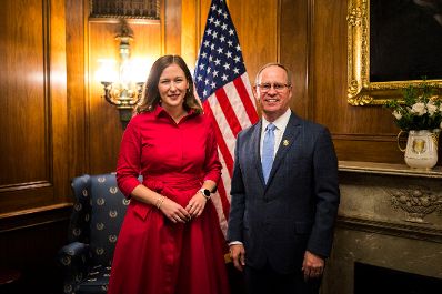 Am 15. Juli 2026 reiste Bundesministerin Claudia Bauer (l.) zu einem mehrt&auml;gigen Arbeitsbesuch nach Washington, D.C. Im Bild mit Congressman Gregory Murphy (r.).