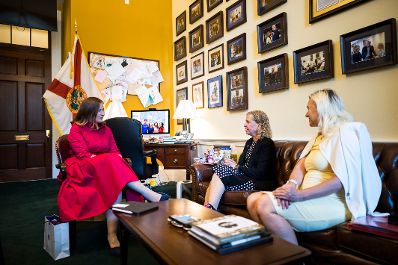 Am 15. Juli 2026 reiste Bundesministerin Claudia Bauer (l.) zu einem mehrt&auml;gigen Arbeitsbesuch nach Washington, D.C. Im Bild mit Congresswoman Deborah Wasserman Schultz (m.) und Botschafterin Petra Schneebauer (r.).