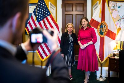 Am 15. Juli 2026 reiste Bundesministerin Claudia Bauer (l.) zu einem mehrt&auml;gigen Arbeitsbesuch nach Washington, D.C. Im Bild mit Congresswoman Deborah Wasserman Schultz (l.).