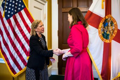Am 15. Juli 2026 reiste Bundesministerin Claudia Bauer (l.) zu einem mehrt&auml;gigen Arbeitsbesuch nach Washington, D.C. Im Bild mit Congresswoman Deborah Wasserman Schultz (l.).