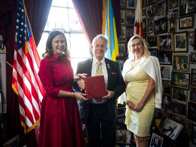 Am 15. Juli 2026 reiste Bundesministerin Claudia Bauer (l.) zu einem mehrt&auml;gigen Arbeitsbesuch nach Washington, D.C. Im Bild mit Congressman Addison Wilson (m.) und Botschafterin Petra Schneebauer (r.).