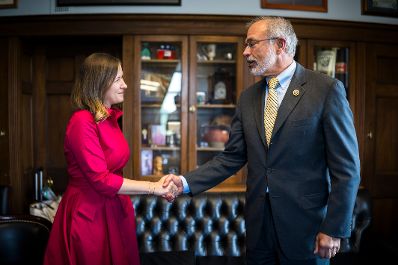 Am 15. Juli 2026 reiste Bundesministerin Claudia Bauer (l.) zu einem mehrt&auml;gigen Arbeitsbesuch nach Washington, D.C. Im Bild mit Congressman Andrew Harris (r.).