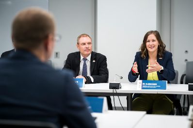Am 15. Juli 2026 reiste Bundesministerin Claudia Bauer (r.) zu einem mehrt&auml;gigen Arbeitsbesuch nach Washington, D.C. Im Bild beim Treffen mit Alex J. Adams, Assistant Secretary for Children and Families.