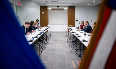 Am 15. Juli 2026 reiste Bundesministerin Claudia Bauer zu einem mehrt&auml;gigen Arbeitsbesuch nach Washington, D.C. Im Bild beim Treffen mit Alex J. Adams, Assistant Secretary for Children and Families.