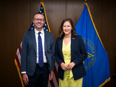 Am 15. Juli 2026 reiste Bundesministerin Claudia Bauer (r.) zu einem mehrt&auml;gigen Arbeitsbesuch nach Washington, D.C. Im Bild mit Alex J. Adams (l.), Assistant Secretary for Children and Families.