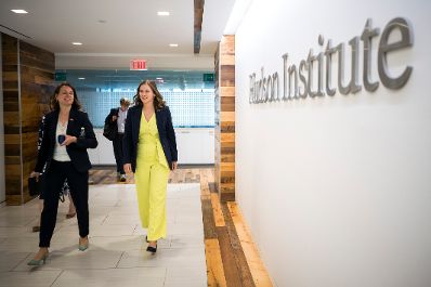 Am 15. Juli 2026 reiste Bundesministerin Claudia Bauer (r.) zu einem mehrt&auml;gigen Arbeitsbesuch nach Washington, D.C. Im Bild beim Besuch des Hudson Institute.