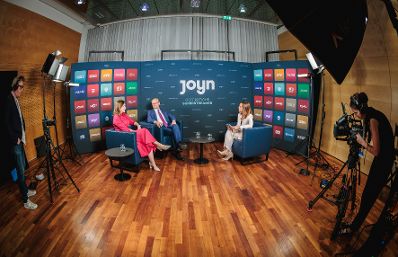 Am 22. Juli 2026 gab Bundesministerin Claudia Bauer (l.) gemeinsam mit dem Staatsminister f&uuml;r Europa im Ausw&auml;rtigen Amt, Gunther Krichbaum (r.) im Rahmen des Salzburg Summit ein Interview.