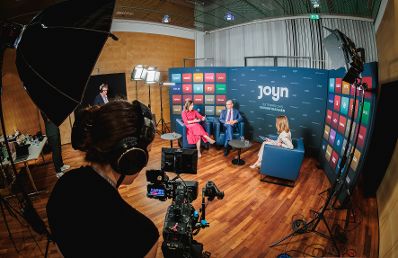 Am 22. Juli 2026 gab Bundesministerin Claudia Bauer (l.) gemeinsam mit dem Staatsminister f&uuml;r Europa im Ausw&auml;rtigen Amt, Gunther Krichbaum (r.) im Rahmen des Salzburg Summit ein Interview.