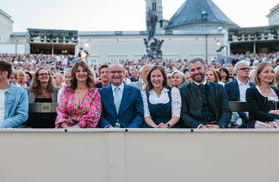Am 22. Juli 2026 besuchte Bundesministerin Claudia Bauer im Rahmen des Salzburg Summit die Vorstellung &bdquo;Jedermann&ldquo;. Im Bild mit Gunther Krichbaum, Staatsminister f&uuml;r Europa im Ausw&auml;rtigen Amt.