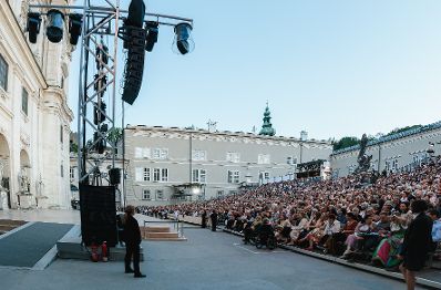 Am 22. Juli 2026 besuchte Bundesministerin Claudia Bauer im Rahmen des Salzburg Summit die Vorstellung &bdquo;Jedermann&ldquo;.