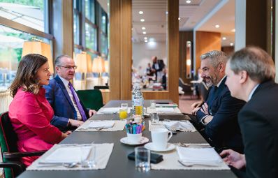 Am 22. Juli 2026 traf Bundesministerin Claudia Bauer (l.) im Rahmen des Salzburg Summit den Staatsminister f&uuml;r Europa im Ausw&auml;rtigen Amt, Gunther Krichbaum (2.v.l.) und den Vizepr&auml;sident der Europ&auml;ischen Investitionsbank, Karl Nehammer (2.v.r.).