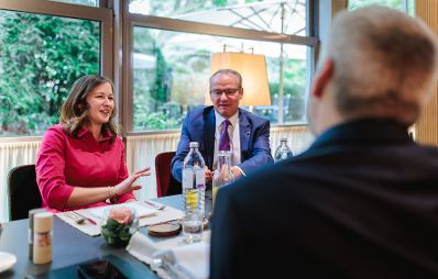 Am 22. Juli 2026 traf Bundesministerin Claudia Bauer (l.) im Rahmen des Salzburg Summit den Staatsminister f&uuml;r Europa im Ausw&auml;rtigen Amt, Gunther Krichbaum (m.) und den Vizepr&auml;sident der Europ&auml;ischen Investitionsbank, Karl Nehammer (r.).