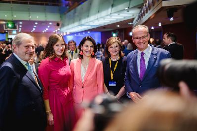 Am 23. Juli 2026 nahm Bundesministerin Claudia Bauer am Salzburg Summit teil. Im Bild (v.l.n.r.) der Pr&auml;sident des Generalrates der OeNB Johannes Hahn, Bundesministerin Claudia Bauer, die Landeshauptfrau von Salzburg Karoline Edtstadler, die Generaldirektorin der W&uuml;stenrot-Gruppe Susanne Riess-Hahn und der Staatsminister f&uuml;r Europa im Ausw&auml;rtigen Amt, Gunther Krichbaum.