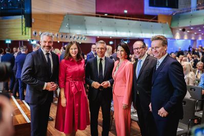 Am 23. Juli 2026 nahm Bundesministerin Claudia Bauer am Salzburg Summit teil. Im Bild (v.l.n.r.) der Vizepr&auml;sident der Europ&auml;ischen Investitionsbank Karl Nehammer, Bundesministerin Claudia Bauer, Bundesminister Wolfgang Hattmannsdorfer, die Landeshauptfrau von Salzburg Karoline Edtstadler, Alexander Schallenberg und der Pr&auml;sident der Industriellenvereinigung Georg Knill.