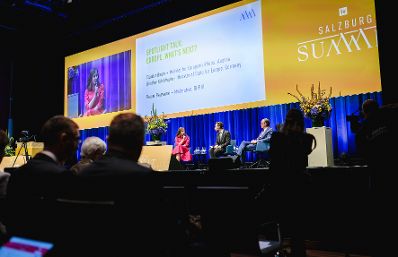 Am 23. Juli 2026 nahm Bundesministerin Claudia Bauer (l.) am Salzburg Summit teil. Im Bild mit Moderator Reiner Reitsamer (m.) und dem Staatsminister f&uuml;r Europa im Ausw&auml;rtigen Amt, Gunther Krichbaum (r.).