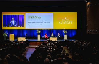 Am 23. Juli 2026 nahm Bundesministerin Claudia Bauer (l.) am Salzburg Summit teil. Im Bild mit Moderator Reiner Reitsamer (m.) und dem Staatsminister f&uuml;r Europa im Ausw&auml;rtigen Amt, Gunther Krichbaum (r.).