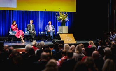 Am 23. Juli 2026 nahm Bundesministerin Claudia Bauer (l.) am Salzburg Summit teil. Im Bild mit Moderator Reiner Reitsamer (m.) und dem Staatsminister f&uuml;r Europa im Ausw&auml;rtigen Amt, Gunther Krichbaum (r.).