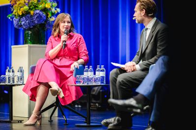 Am 23. Juli 2026 nahm Bundesministerin Claudia Bauer (l.) am Salzburg Summit teil. Im Bild mit Moderator Reiner Reitsamer (r.).