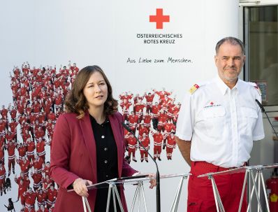 Am 29. Juli 2026 gab Bundesministerin Claudia Bauer (l.) gemeinsam mit dem Stellvertretenden Generalsekret&auml;r des &Ouml;sterreichischen Roten Kreuzes Peter Kaiser (r.) eine Pressekonferen zu den aktuellen Entwicklungen im Zivildienst.