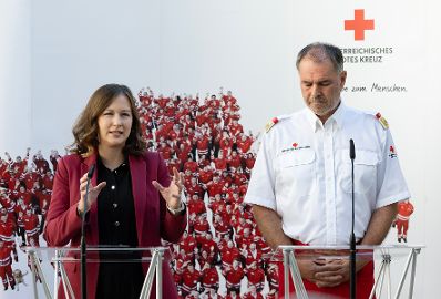 Am 29. Juli 2026 gab Bundesministerin Claudia Bauer (l.) gemeinsam mit dem Stellvertretenden Generalsekret&auml;r des &Ouml;sterreichischen Roten Kreuzes Peter Kaiser (r.) eine Pressekonferen zu den aktuellen Entwicklungen im Zivildienst.