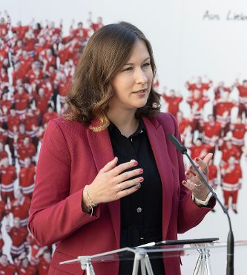 Am 29. Juli 2026 gab Bundesministerin Claudia Bauer (im Bild) gemeinsam mit dem Stellvertretenden Generalsekret&auml;r des &Ouml;sterreichischen Roten Kreuzes Peter Kaiser eine Pressekonferen zu den aktuellen Entwicklungen im Zivildienst.