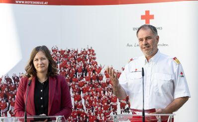 Am 29. Juli 2026 gab Bundesministerin Claudia Bauer (l.) gemeinsam mit dem Stellvertretenden Generalsekret&auml;r des &Ouml;sterreichischen Roten Kreuzes Peter Kaiser (r.) eine Pressekonferen zu den aktuellen Entwicklungen im Zivildienst.
