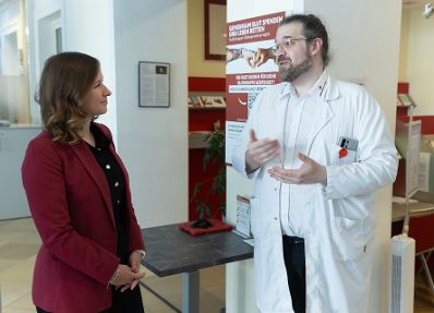 Am 29. Juli 2026 gab Bundesministerin Claudia Bauer (l.) gemeinsam mit dem Stellvertretenden Generalsekret&auml;r des &Ouml;sterreichischen Roten Kreuzes Peter Kaiser eine Pressekonferen zu den aktuellen Entwicklungen im Zivildienst. Im Bild beim Besichtigen der Blutspendezentrale des &Ouml;sterreichisches Rotes Kreuz.