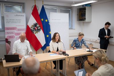 Am den 3. August 2026 lud Bundesministerin Claudia Bauer (m.) zu einer Studienpr&auml;sentation zum Thema Elternberatung in die Familienberatungsstelle der St. Elisabeth-Stiftung der Erzdi&ouml;zese Wien. Im Bild mit &Ouml;IF-Forschungskoordinator Olaf Kapella (l.) und der Gesch&auml;ftsf&uuml;hrerin der St. Elisabeth-Stiftung Nicole Meissner (r.).