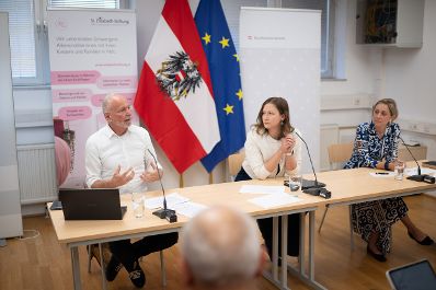 Am den 3. August 2026 lud Bundesministerin Claudia Bauer (m.) zu einer Studienpr&auml;sentation zum Thema Elternberatung in die Familienberatungsstelle der St. Elisabeth-Stiftung der Erzdi&ouml;zese Wien. Im Bild mit &Ouml;IF-Forschungskoordinator Olaf Kapella (l.) und der Gesch&auml;ftsf&uuml;hrerin der St. Elisabeth-Stiftung Nicole Meissner (r.).