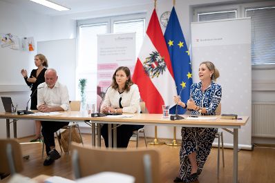 Am den 3. August 2026 lud Bundesministerin Claudia Bauer (m.) zu einer Studienpr&auml;sentation zum Thema Elternberatung in die Familienberatungsstelle der St. Elisabeth-Stiftung der Erzdi&ouml;zese Wien. Im Bild mit &Ouml;IF-Forschungskoordinator Olaf Kapella (l.) und der Gesch&auml;ftsf&uuml;hrerin der St. Elisabeth-Stiftung Nicole Meissner (r.).