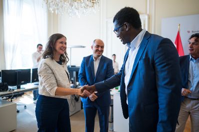 Am 3. August 2026 lud Bundesministerin Claudia Bauer (im Bild) Integrationsbotschafterinnen und Integrationsbotschafter zu einem Austausch ins Bundeskanzleramt.