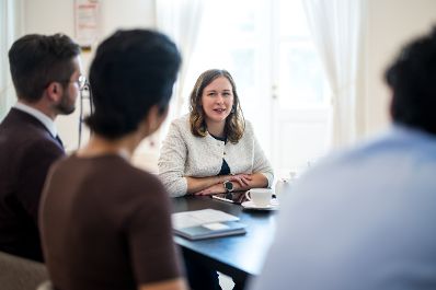 Am 3. August 2026 lud Bundesministerin Claudia Bauer (im Bild) Integrationsbotschafterinnen und Integrationsbotschafter zu einem Austausch ins Bundeskanzleramt.