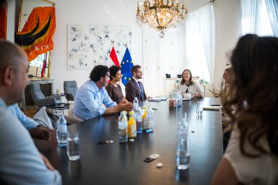 Am 3. August 2026 lud Bundesministerin Claudia Bauer (im Bild) Integrationsbotschafterinnen und Integrationsbotschafter zu einem Austausch ins Bundeskanzleramt.