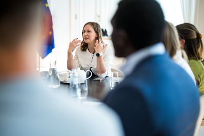 Am 3. August 2026 lud Bundesministerin Claudia Bauer (im Bild) Integrationsbotschafterinnen und Integrationsbotschafter zu einem Austausch ins Bundeskanzleramt.