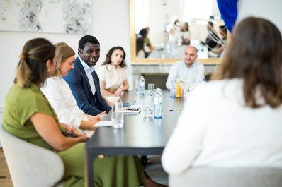 Am 3. August 2026 lud Bundesministerin Claudia Bauer Integrationsbotschafterinnen und Integrationsbotschafter zu einem Austausch ins Bundeskanzleramt.
