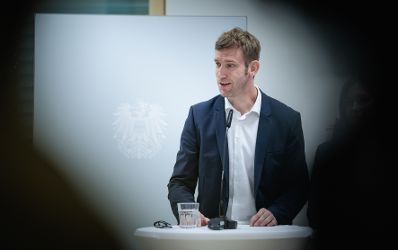 Am 25. August 2026 gab Bundesministerin Claudia Bauer gemeinsam mit Schuldirektor Mario Bugl-Havlis (im Bild), Sonia Koul Leiterin des &Ouml;IF-Frauenzentrums und Integrationsexpertin Emina &Scaron;arić eine Pressekonferenz zum Thema Praxishandbuch &bdquo;M&auml;dchen st&auml;rken&ldquo;, an der Mittelschule Josef-Enslein-Platz in Wien-Favoriten.