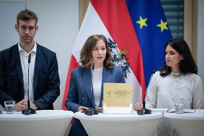 Am 25. August 2026 gab Bundesministerin Claudia Bauer (m.) gemeinsam mit Schuldirektor Mario Bugl-Havlis (l.), Sonia Koul (r.) Leiterin des &Ouml;IF-Frauenzentrums und Integrationsexpertin Emina &Scaron;arić eine Pressekonferenz zum Thema Praxishandbuch &bdquo;M&auml;dchen st&auml;rken&ldquo;, an der Mittelschule Josef-Enslein-Platz in Wien-Favoriten.