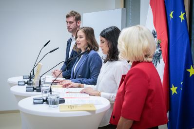 Am 25. August 2026 gab Bundesministerin Claudia Bauer (2.v.l.) gemeinsam mit Schuldirektor Mario Bugl-Havlis (l.), Sonia Koul (2.v.r.) Leiterin des &Ouml;IF-Frauenzentrums und Integrationsexpertin Emina &Scaron;arić (r.) eine Pressekonferenz zum Thema Praxishandbuch &bdquo;M&auml;dchen st&auml;rken&ldquo;, an der Mittelschule Josef-Enslein-Platz in Wien-Favoriten.