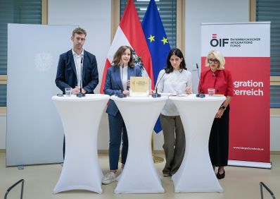 Am 25. August 2026 gab Bundesministerin Claudia Bauer (2.v.l.) gemeinsam mit Schuldirektor Mario Bugl-Havlis (l.), Sonia Koul (2.v.r.) Leiterin des &Ouml;IF-Frauenzentrums und Integrationsexpertin Emina &Scaron;arić (r.) eine Pressekonferenz zum Thema Praxishandbuch &bdquo;M&auml;dchen st&auml;rken&ldquo;, an der Mittelschule Josef-Enslein-Platz in Wien-Favoriten.
